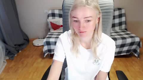 Snapshot of puma_ma chatting on 04-28-26, 06:07 Polly online show from 04-28-26, 06:07
