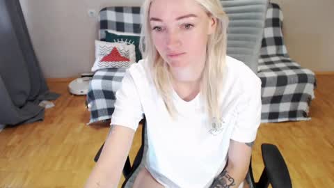 Snapshot of puma_ma chatting on 05-22-26, 04:30 Polly online show from 05-22-26, 04:30