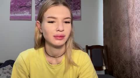 Snapshot of pussymoneywet chatting on 09-20-25, 05:30 Lina online show from 09-20-25, 05:30