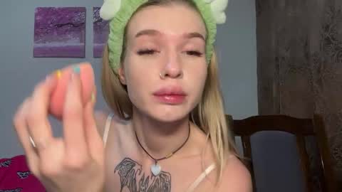 Snapshot of pussymoneywet chatting on 09-21-25, 04:19 Lina online show from 09-21-25, 04:19