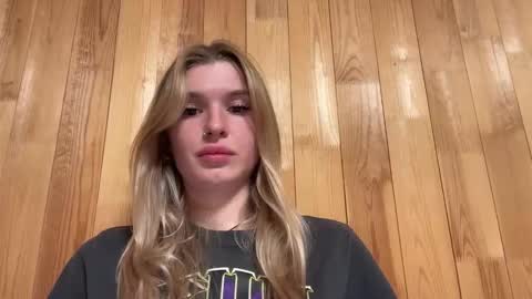 Snapshot of pussymoneywet chatting on 09-25-25, 02:43 Lina online show from 09-25-25, 02:43