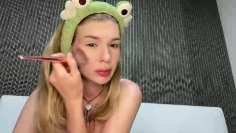 Lina online show from 10-27-25, 11:31