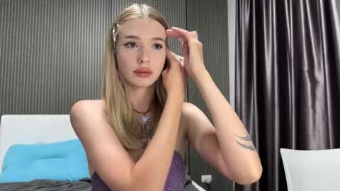 Lina online show from 12-22-25, 12:57