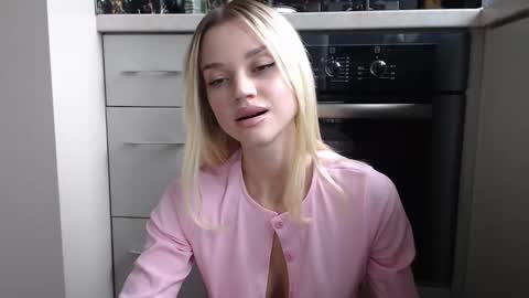 Snapshot of qeeensgambit chatting on 12-10-24, 11:00 Milana online show from 12-10-24, 11:00