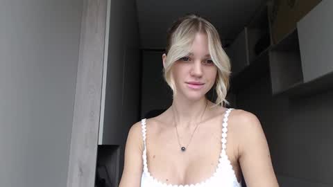 Snapshot of qeeensgambit chatting on 12-04-25, 10:46 Milana online show from 12-04-25, 10:46