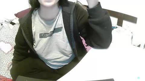 Snapshot of que_mb chatting on 10-21-25, 05:08 sophy online show from 10-21-25, 05:08