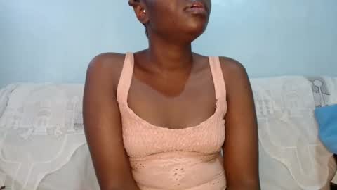 Snapshot of queen_12344 chatting on 01-19-25, 05:05 emmie online show from 01-19-25, 05:05