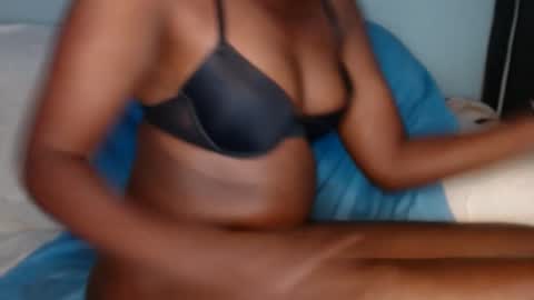 Snapshot of queen_12344 chatting on 03-04-25, 01:12 emmie online show from 03-04-25, 01:12