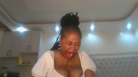 Snapshot of queen_kikih chatting on 05-16-26, 12:40 Queen kikih online show from 05-16-26, 12:40