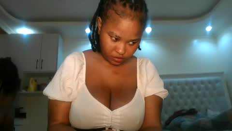 Snapshot of queen_kikih chatting on 06-15-26, 01:08 Queen kikih online show from 06-15-26, 01:08