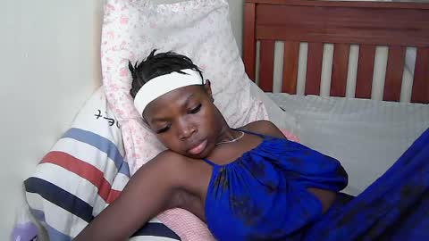 Snapshot of queen_zuri01 chatting on 07-27-26, 05:20 wendy online show from 07-27-26, 05:20
