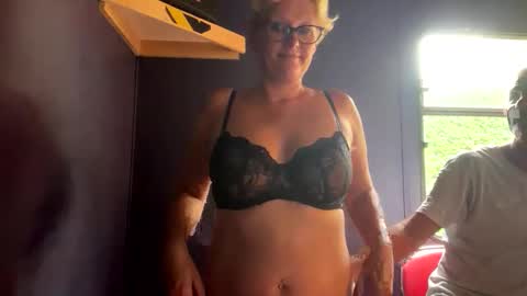 Snapshot of queenbeeangel chatting on 05-20-26, 01:50 Angel online show from 05-20-26, 01:50