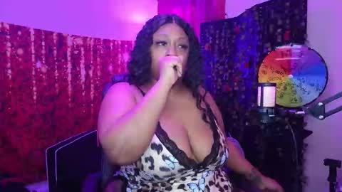 Snapshot of queencroze chatting on 02-05-26, 04:55 Queen Cherise Roze online show from 02-05-26, 04:55
