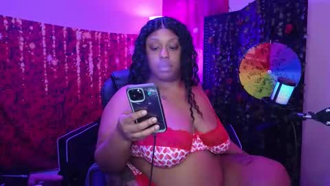 Snapshot of queencroze chatting on 02-14-26, 09:22 Queen Cherise Roze online show from 02-14-26, 09:22