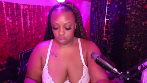 Snapshot of queencroze chatting on 05-27-26, 04:37 Queen Cherise Roze online show from 05-27-26, 04:37