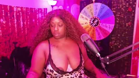 Snapshot of queencroze chatting on 06-03-26, 05:51 Queen Cherise Roze online show from 06-03-26, 05:51