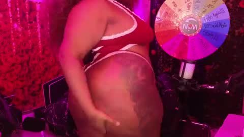 Snapshot of queencroze chatting on 06-22-26, 01:30 Queen Cherise Roze online show from 06-22-26, 01:30