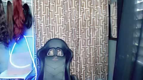 just call me QUEEN and ill be there online show from 11-06-25, 08:04