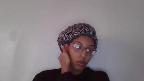 Snapshot of queenlavish chatting on 11-10-25, 08:30 queenlavish online show from 11-10-25, 08:30