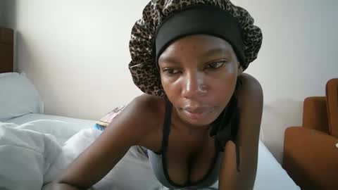 Snapshot of queenmom chatting on 05-18-26, 06:08 queenmom online show from 05-18-26, 06:08