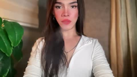 Snapshot of queenn_xxx chatting on 05-10-26, 03:23 QUEEN online show from 05-10-26, 03:23