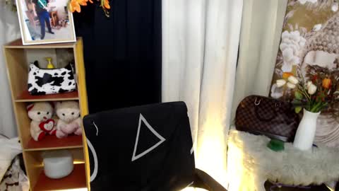 Snapshot of queenofcum169xx chatting on 02-22-25, 05:46 Mikka online show from 02-22-25, 05:46