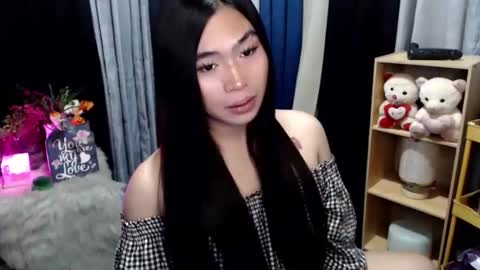 Snapshot of queenofcum169xx chatting on 05-04-26, 05:42 Mikka online show from 05-04-26, 05:42