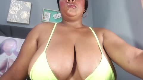 Snapshot of queenrachelbrown chatting on 04-28-26, 12:32 queenrachelbrown online show from 04-28-26, 12:32