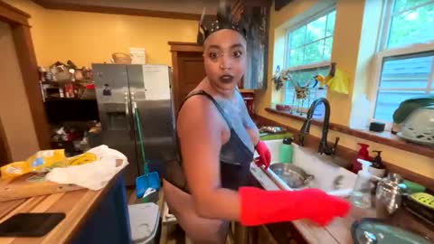 Snapshot of queensquirtntwerk chatting on 04-27-26, 11:58 Queen Hilarity online show from 04-27-26, 11:58
