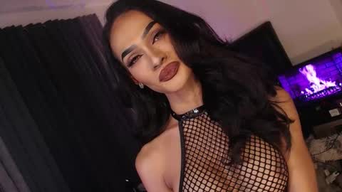 Snapshot of queenvalentinats chatting on 09-12-25, 02:33 ValentinaMoone online show from 09-12-25, 02:33
