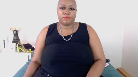 Snapshot of queenxjessi chatting on 10-12-25, 10:25 QUEENxJESSI online show from 10-12-25, 10:25