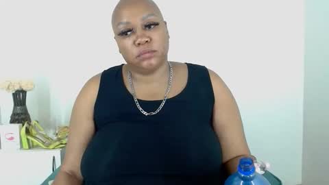 Snapshot of queenxjessi chatting on 10-13-25, 02:33 QUEENxJESSI online show from 10-13-25, 02:33