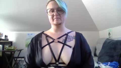 Snapshot of queerlyjaz chatting on 09-17-25, 12:12 queerlyjaz online show from 09-17-25, 12:12