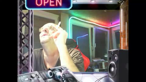 Snapshot of r_2d2_ chatting on 01-10-25, 10:57 dj mike online show from 01-10-25, 10:57