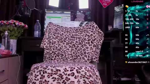 Laura online show from 10-27-25, 03:43