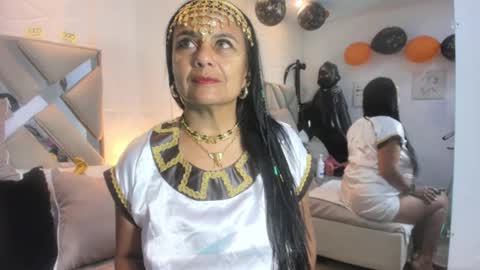 Raquel Moore  online show from 10-31-25, 12:06