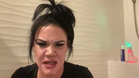 Snapshot of ravenrayyy chatting on 05-22-26, 02:51 Raven Ray online show from 05-22-26, 02:51