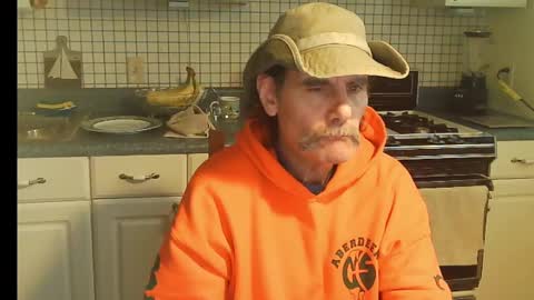 Snapshot of raylene4u2 chatting on 10-28-25, 08:22 Ray online show from 10-28-25, 08:22