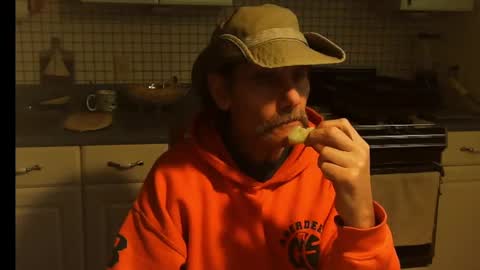 Snapshot of raylene4u2 chatting on 10-31-25, 09:27 Ray online show from 10-31-25, 09:27