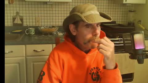 Snapshot of raylene4u2 chatting on 11-01-25, 08:55 Ray online show from 11-01-25, 08:55