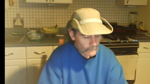 Snapshot of raylene4u2 chatting on 11-08-25, 10:19 Ray online show from 11-08-25, 10:19