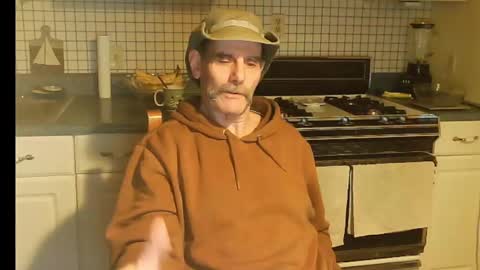 Snapshot of raylene4u2 chatting on 11-21-25, 11:25 Ray online show from 11-21-25, 11:25