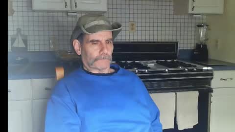 Snapshot of raylene4u2 chatting on 11-30-25, 09:41 Ray online show from 11-30-25, 09:41