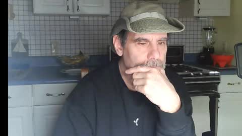 Snapshot of raylene4u2 chatting on 01-15-26, 08:19 Ray online show from 01-15-26, 08:19