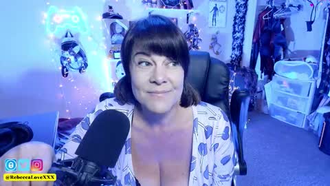 Snapshot of rebeccalovexxx chatting on 11-12-25, 10:09 Rebecca Love online show from 11-12-25, 10:09