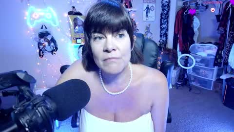 Snapshot of rebeccalovexxx chatting on 11-28-25, 10:23 Rebecca Love online show from 11-28-25, 10:23