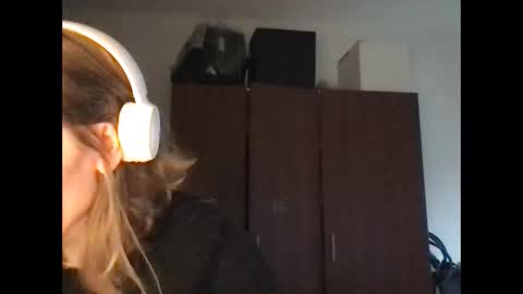 Snapshot of redfoxofficial chatting on 03-11-26, 04:13 Redfox online show from 03-11-26, 04:13