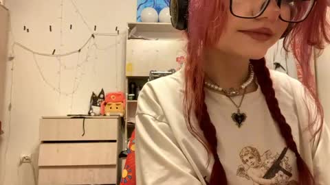 Snapshot of redheadcatxd chatting on 04-04-26, 10:07 Eva online show from 04-04-26, 10:07