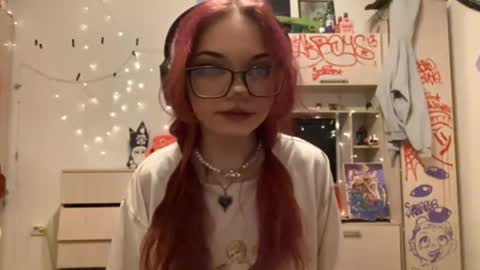 Snapshot of redheadcatxd chatting on 04-05-26, 09:12 Eva online show from 04-05-26, 09:12