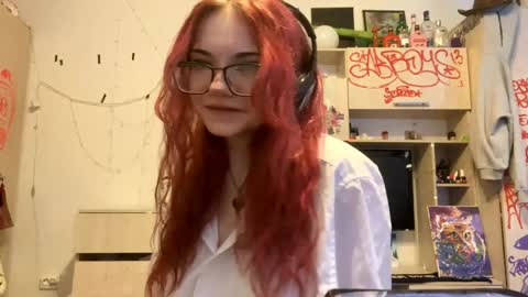 Snapshot of redheadcatxd chatting on 04-09-26, 01:49 Eva online show from 04-09-26, 01:49